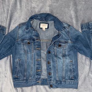 FOREVER 21 JEAN JACKET SIZE MEDIUM IN JUNIORS